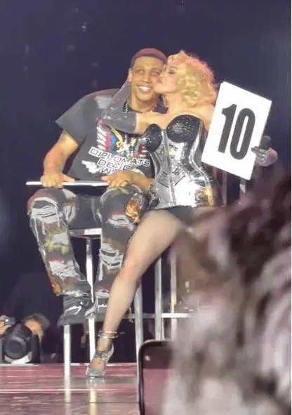 67岁生日麦当娜与鲜肉男友同吃Labubu蛋糕,造型致敬子弹胸罩