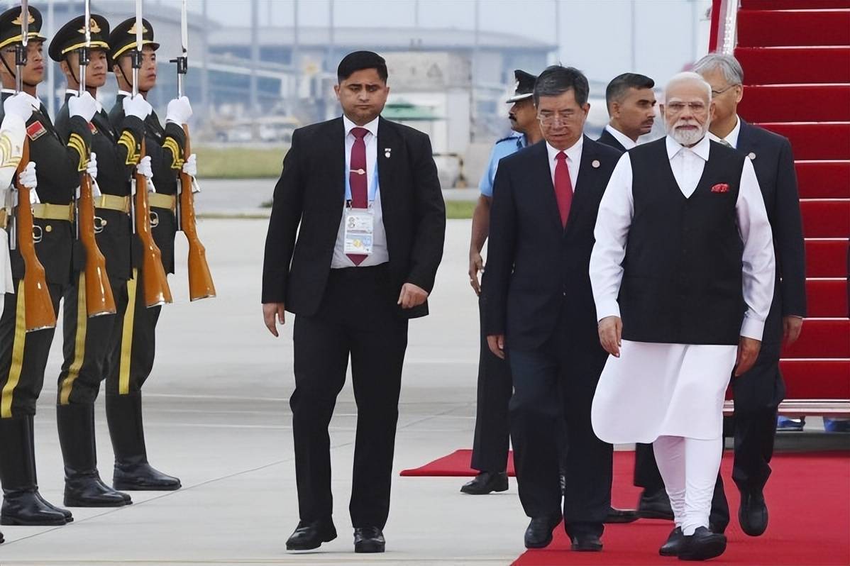 在中国两度拍桌！巴基斯坦总理发表坚定立场，没给莫迪的东西，希望中国全力支持