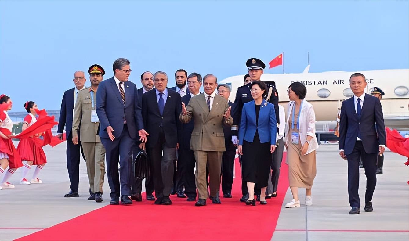 在中国两度拍桌！巴基斯坦总理发表坚定立场，没给莫迪的东西，希望中国全力支持