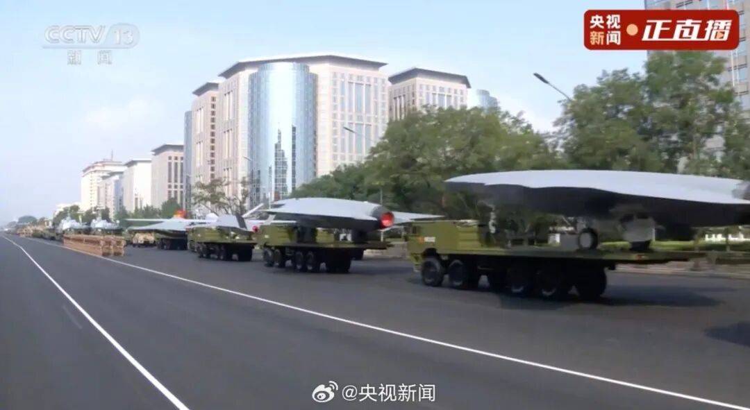 歼20S、DF61导弹，震撼亮相！三支兵种首次亮相天安门广场，空中梯队战机起飞