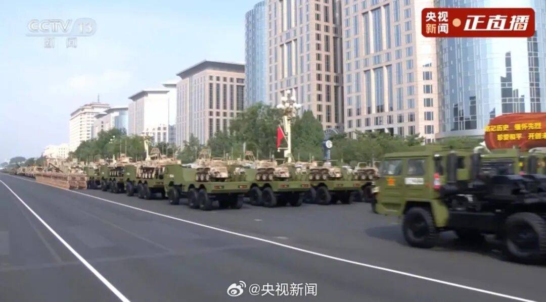 歼20S、DF61导弹，震撼亮相！三支兵种首次亮相天安门广场，空中梯队战机起飞