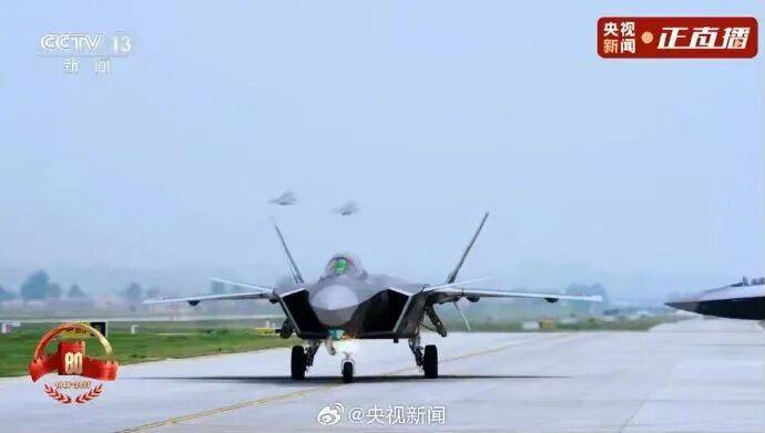 歼20S、DF61导弹，震撼亮相！三支兵种首次亮相天安门广场，空中梯队战机起飞