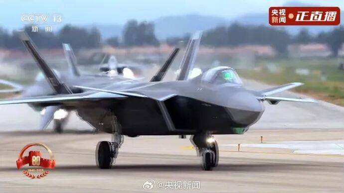 歼20S、DF61导弹，震撼亮相！三支兵种首次亮相天安门广场，空中梯队战机起飞