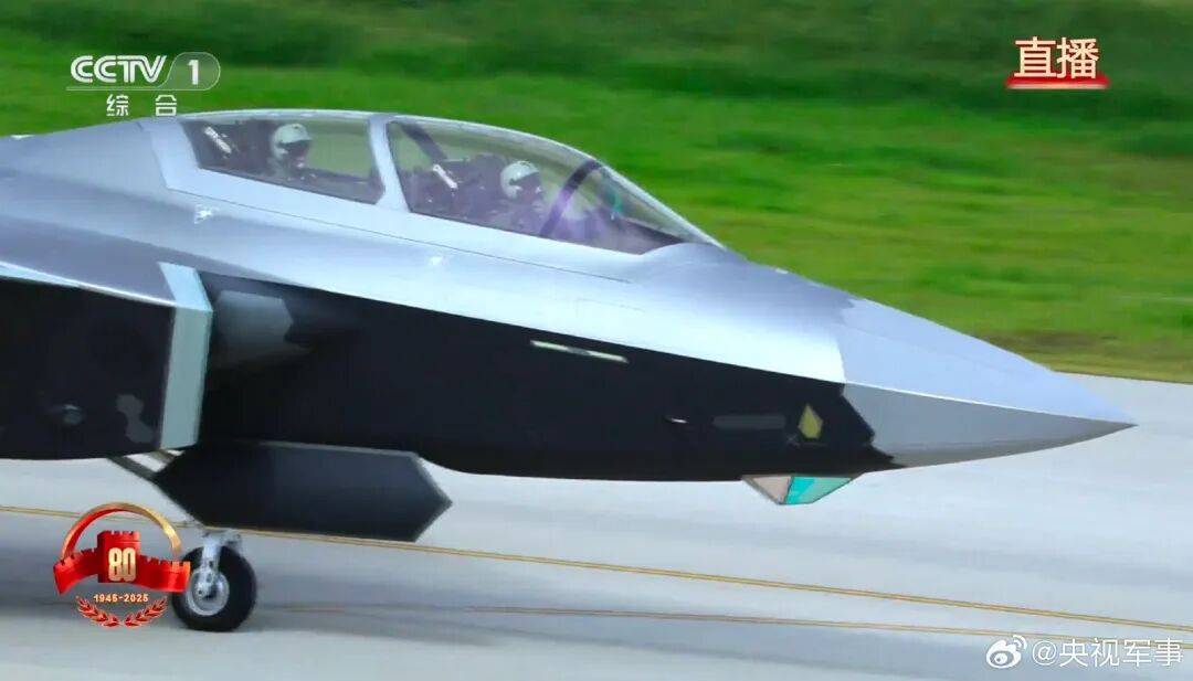 歼20S、DF61导弹，震撼亮相！三支兵种首次亮相天安门广场，空中梯队战机起飞