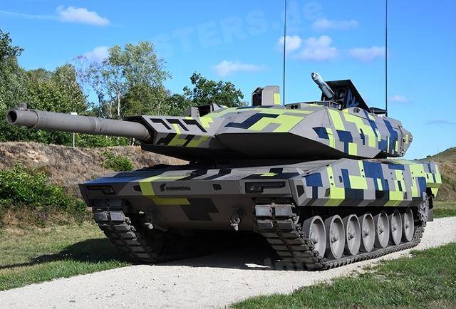 新坦克亮相九三阅兵，抛弃“甲弹对抗”，“信火一体”才是未来？