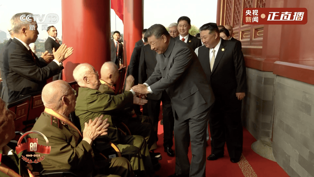 致敬英雄!习近平与天安门城楼观礼席的抗战老兵亲切握手