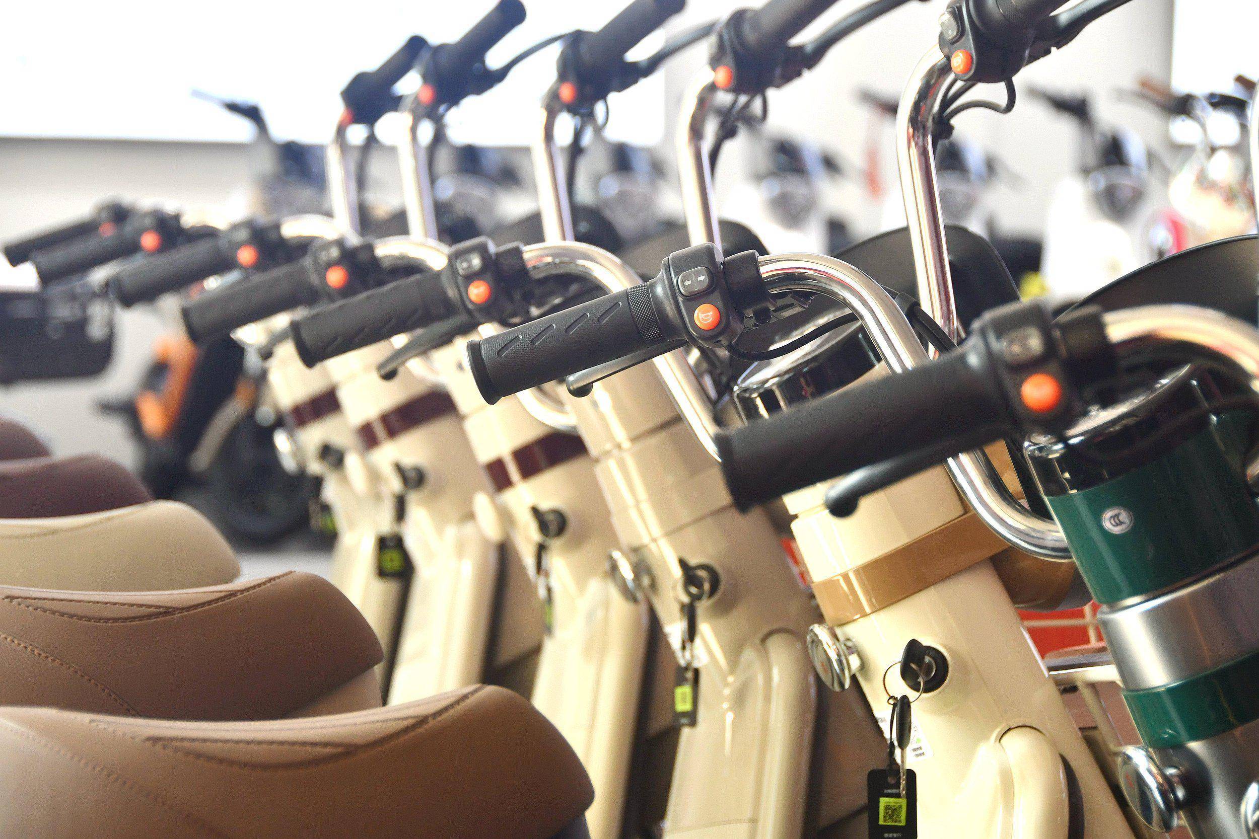 “小电驴”新国标落地72小时:多车厂停工切换,有老牌注塑厂称正停产等订单