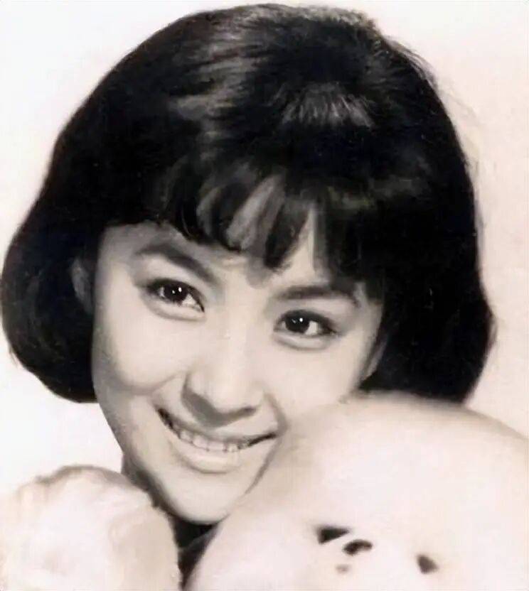 考古|89岁谢贤现身依旧时髦!与小49岁女友分手后开搞事业,疑已交代后事的他太潇洒