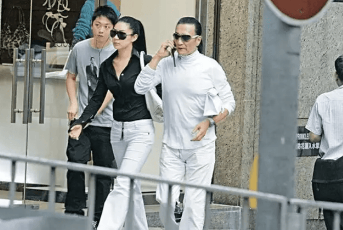 考古|89岁谢贤现身依旧时髦!与小49岁女友分手后开搞事业,疑已交代后事的他太潇洒