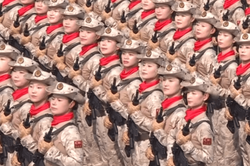 “民兵方队中一眼就认出了她,我们的陈老师!”