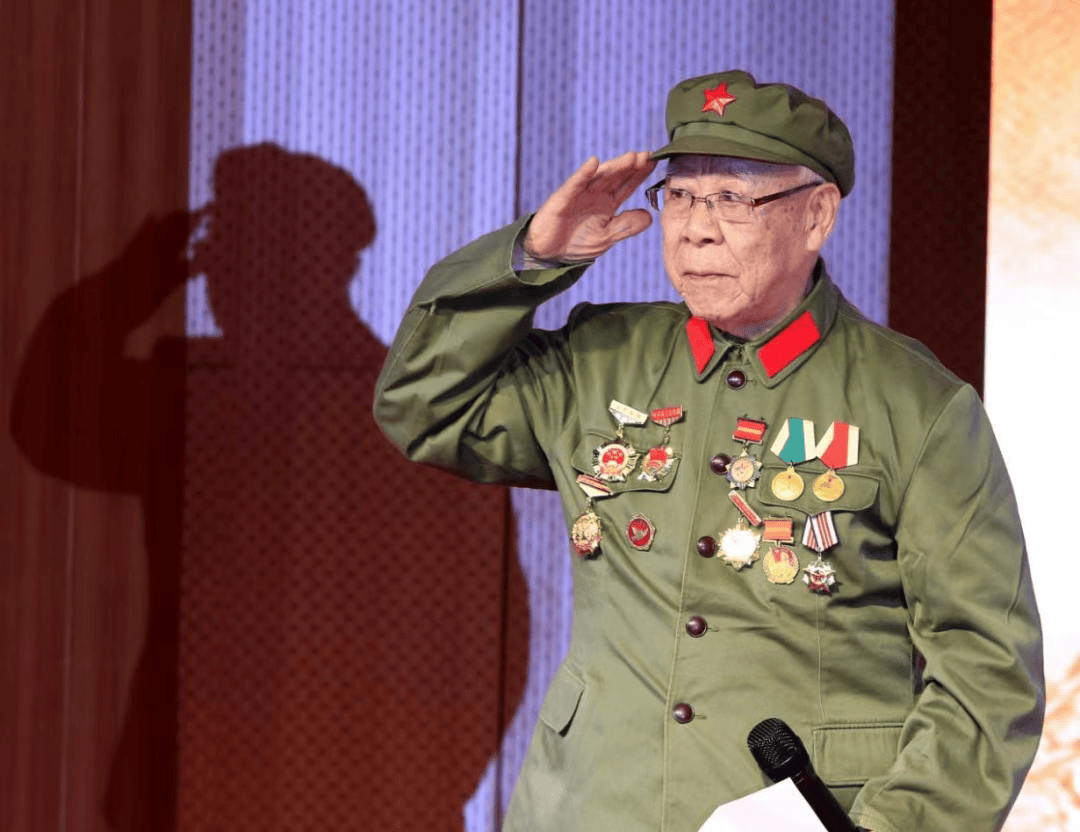 这6位与总书记握手的老战士是谁？