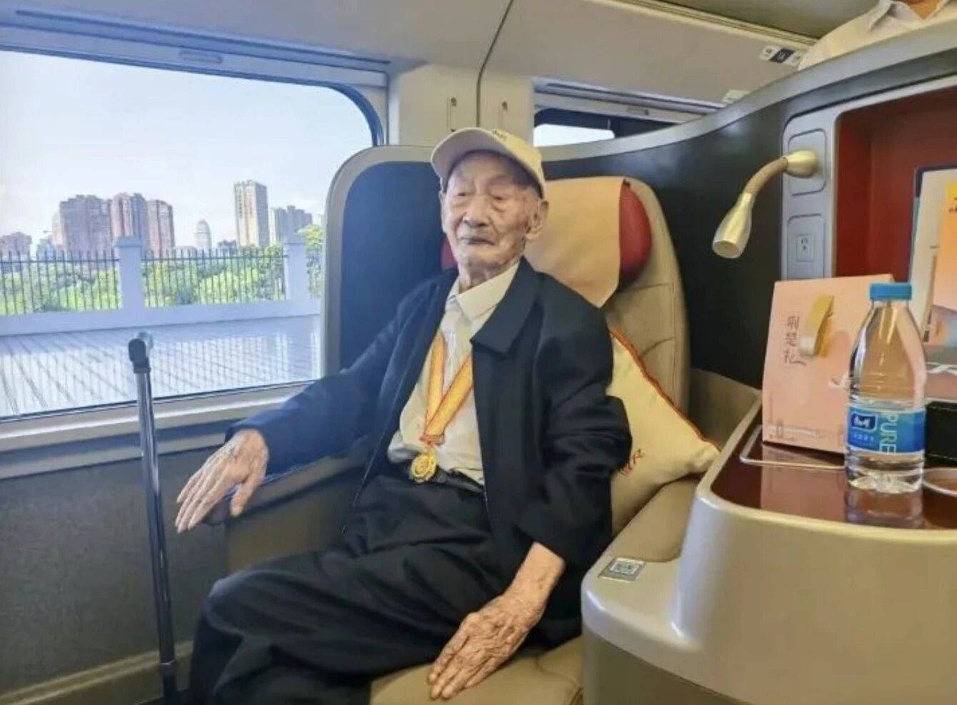 这6位与总书记握手的老战士是谁？