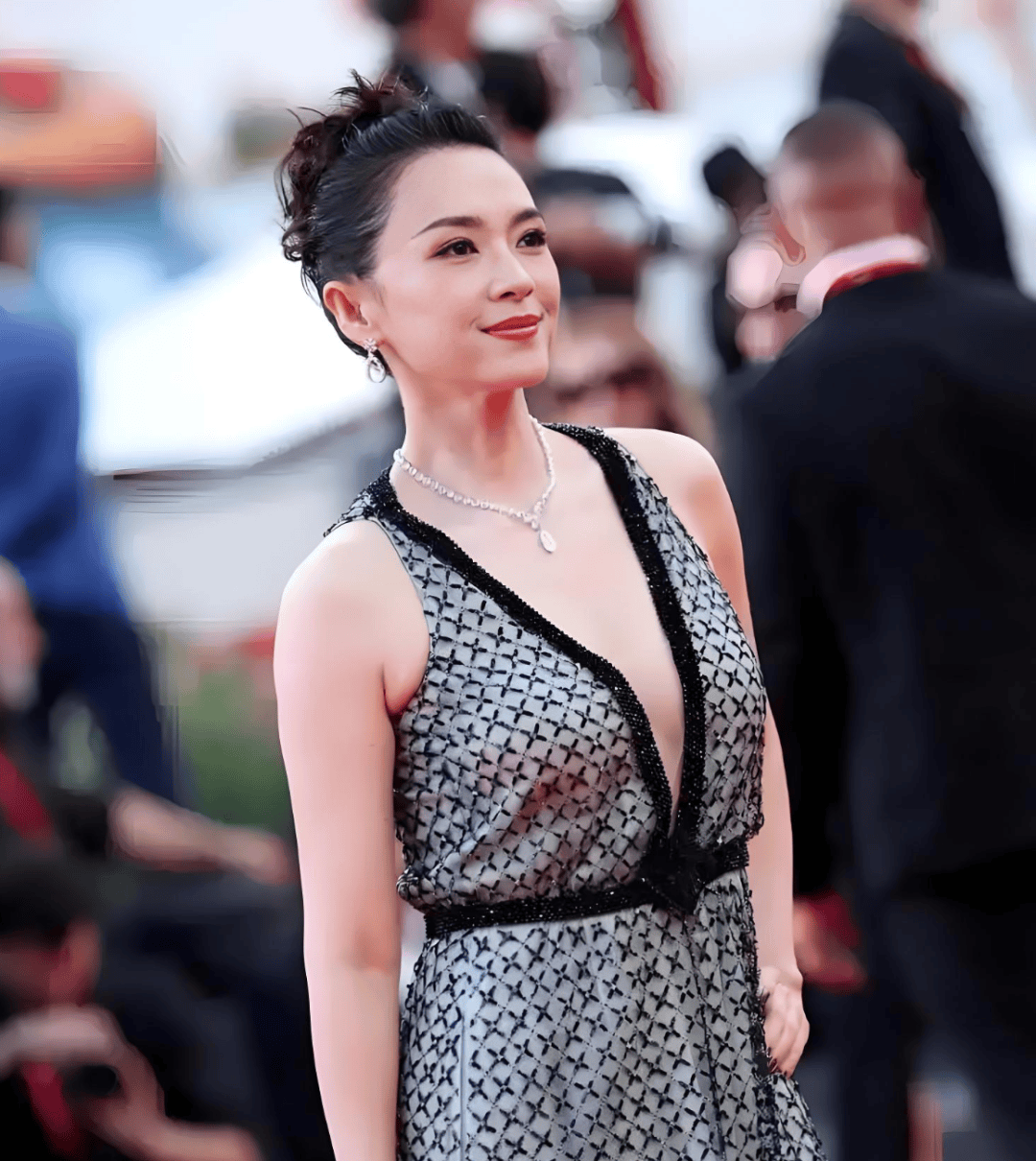 众星悼念阿玛尼先生,胡歌发文:去年曾对他说好好休息,他的精神将继续引领我们向前