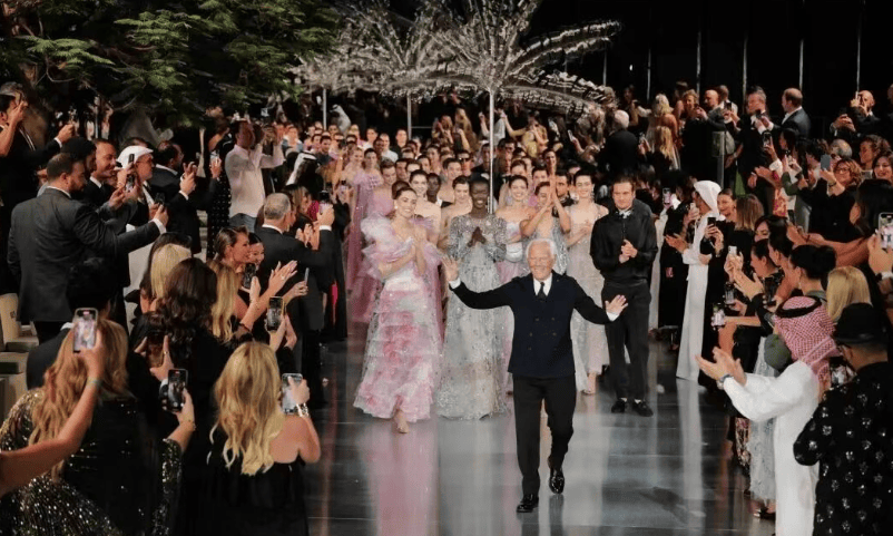 众星悼念阿玛尼先生,胡歌发文:去年曾对他说好好休息,他的精神将继续引领我们向前