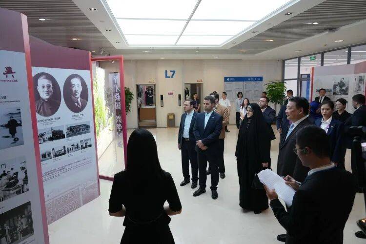 伊朗总统女儿扎赫拉一行访问南开大学