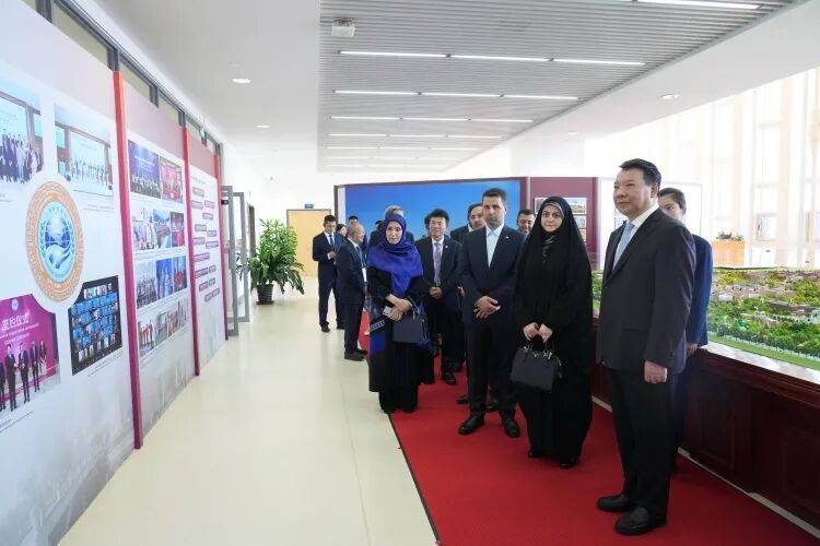 伊朗总统女儿扎赫拉一行访问南开大学