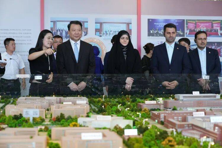 伊朗总统女儿扎赫拉一行访问南开大学