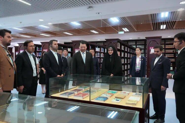 伊朗总统女儿扎赫拉一行访问南开大学