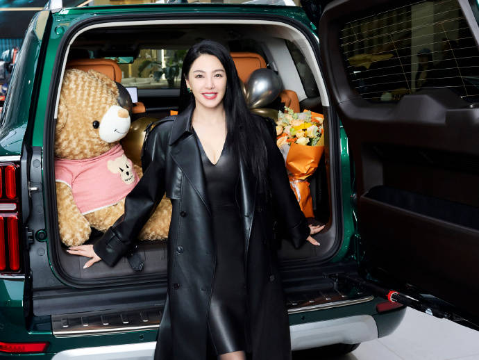 孙艺珍一席黑色露背裙惊艳威尼斯,全智贤一身LV飒爽又干练!