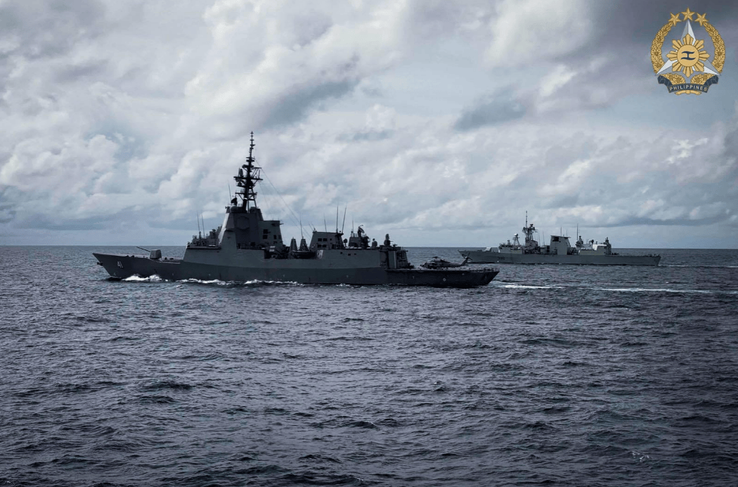 海峡爆发激烈对峙，外军直升机冲向直十，下一刻却彻底老实了！