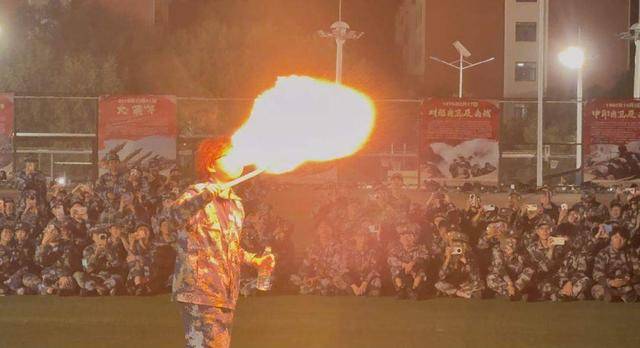 兰州大学军训期间大一女生表演川剧吐火，校方：学生来自东北，因个人爱好自学