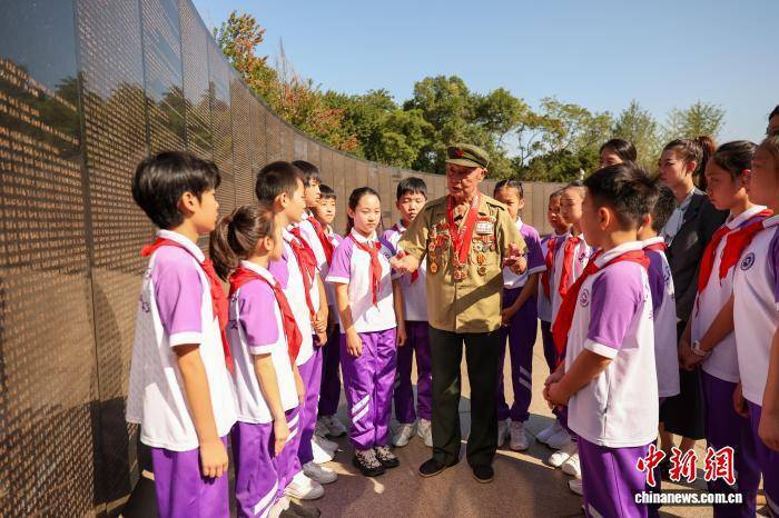 青少年在沈阳抗美援朝烈士陵园上“国旗下的思政课”