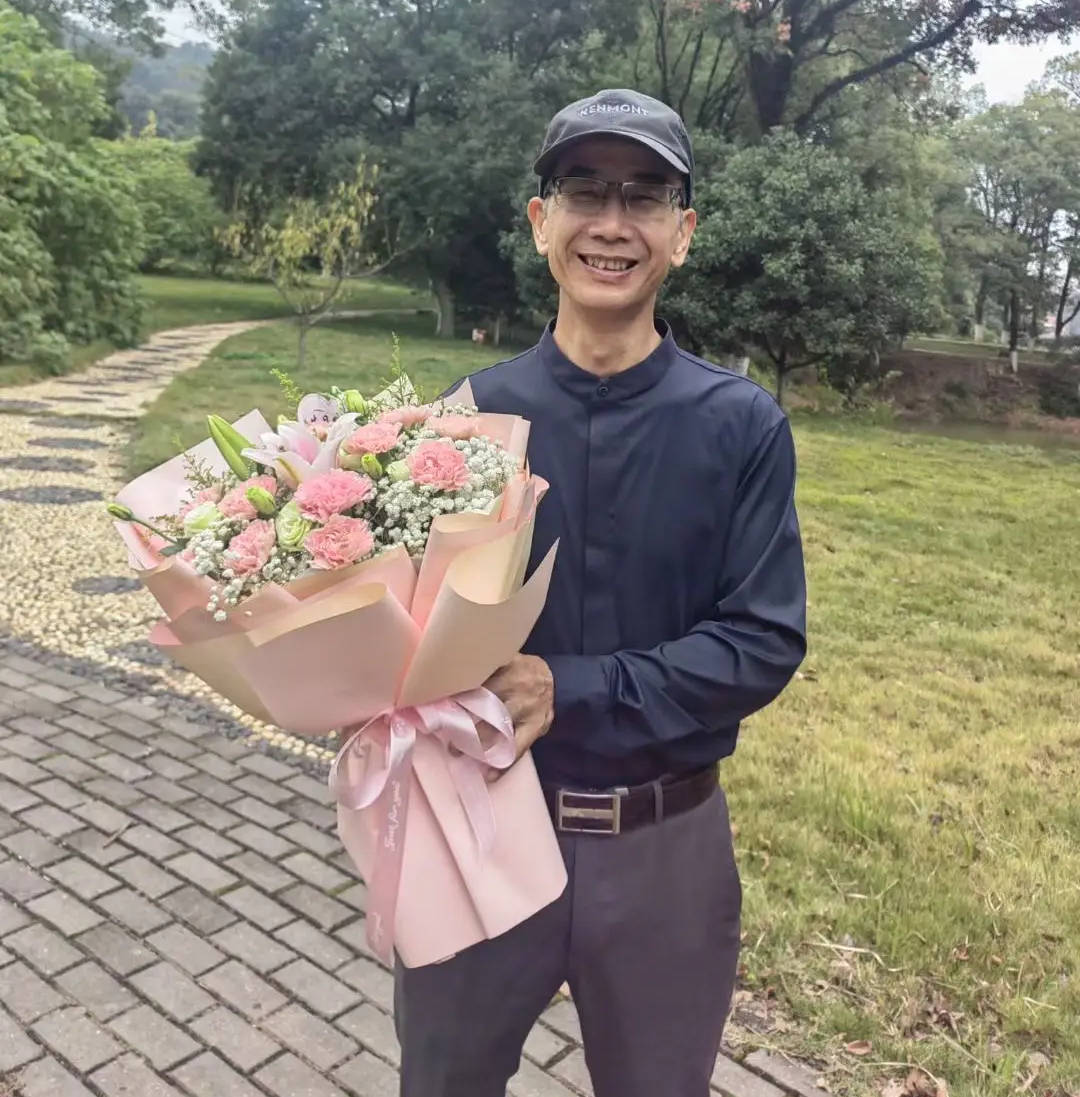 教师突发疾病离世 女儿发帖征集学生记忆