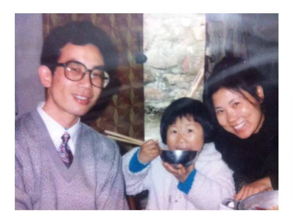 教师突发疾病离世 女儿发帖征集学生记忆