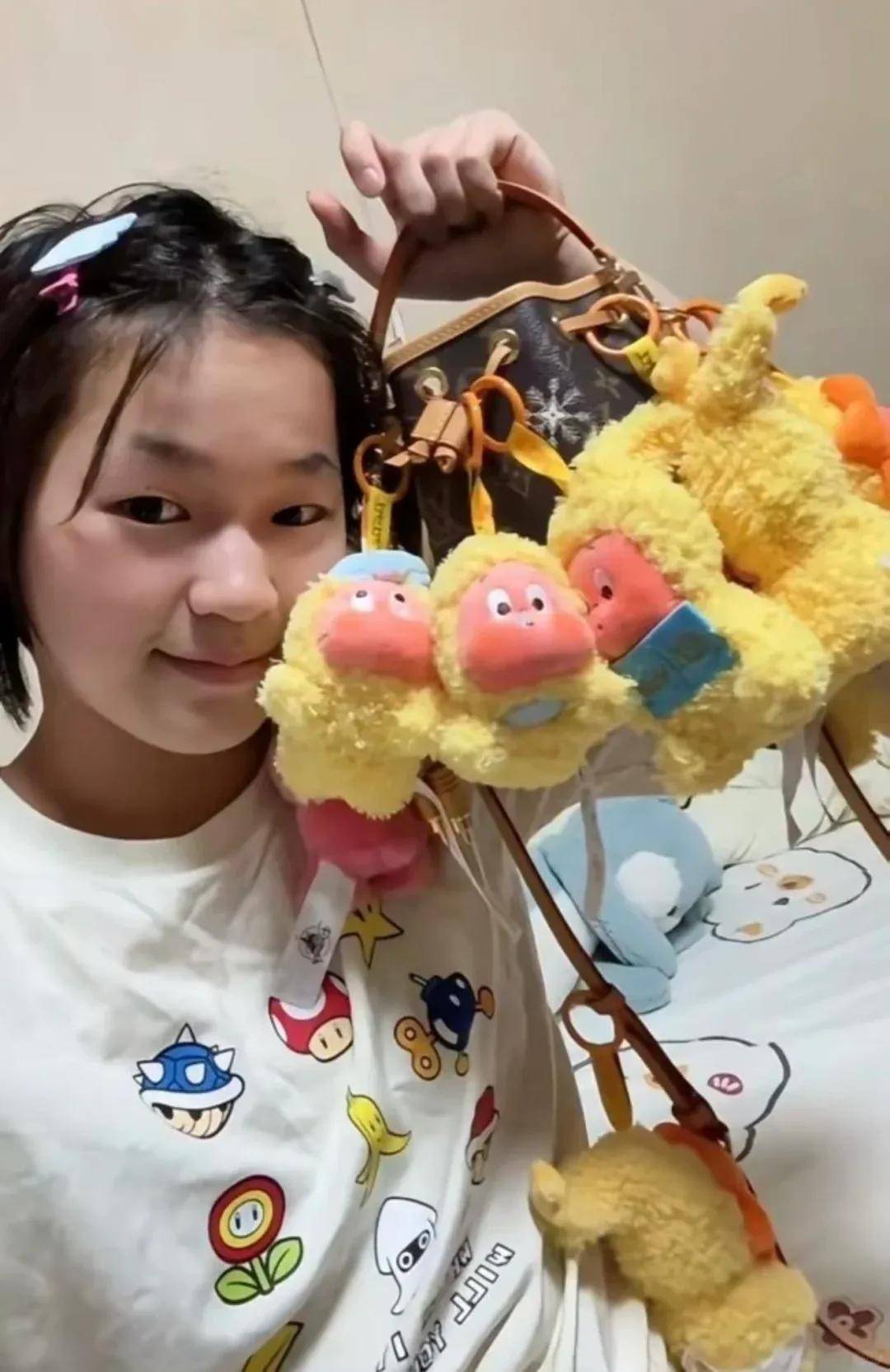 杨幂把钥匙扣扎在马尾上,瞬间实现满39减20!