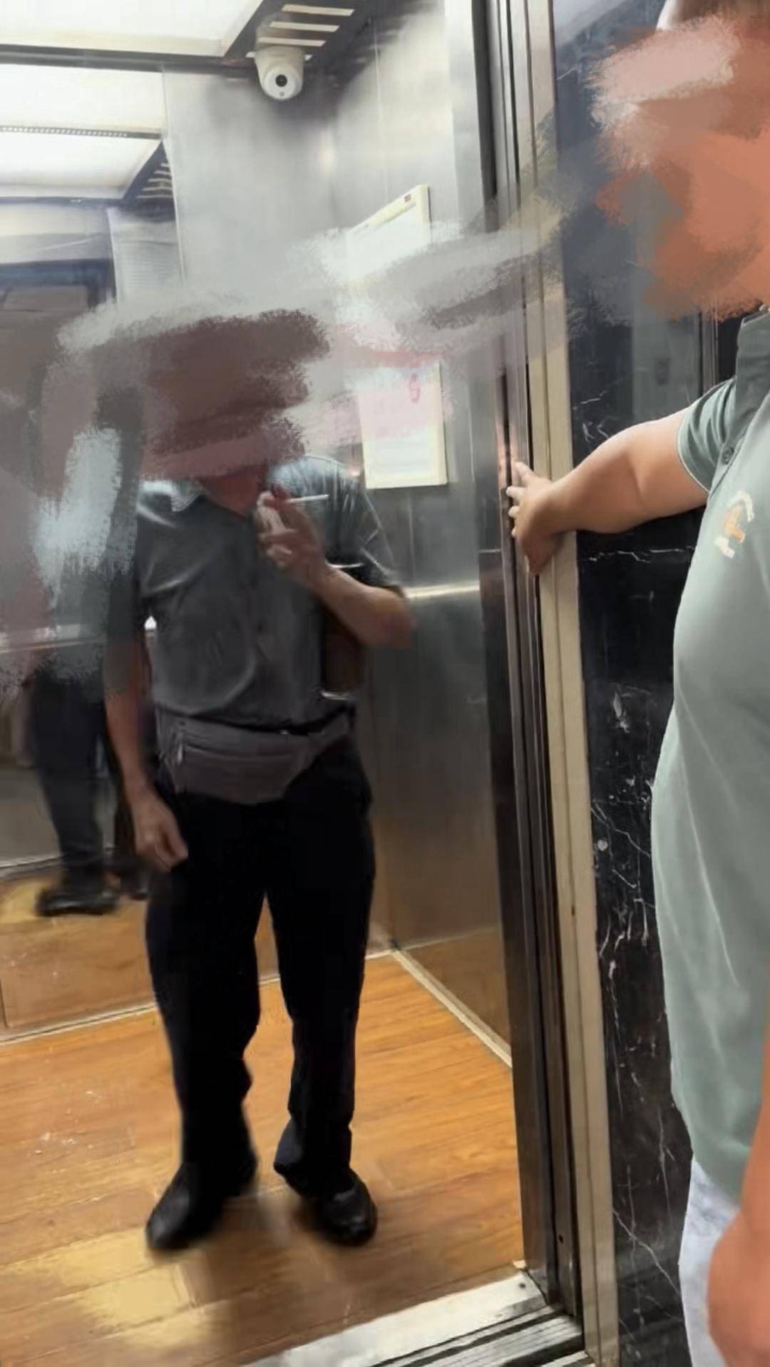 “就要抽!”四川乐山一大爷执意电梯里抽烟,业主:争执致电梯停运20多分钟