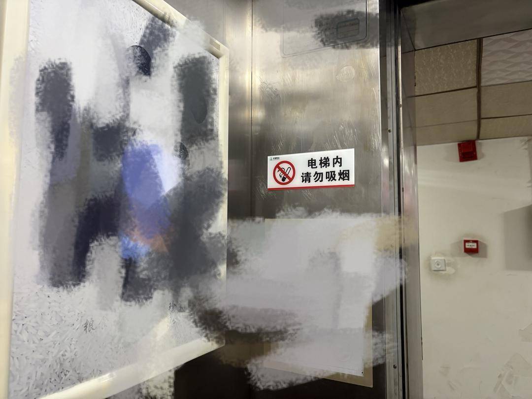 “就要抽!”四川乐山一大爷执意电梯里抽烟,业主:争执致电梯停运20多分钟