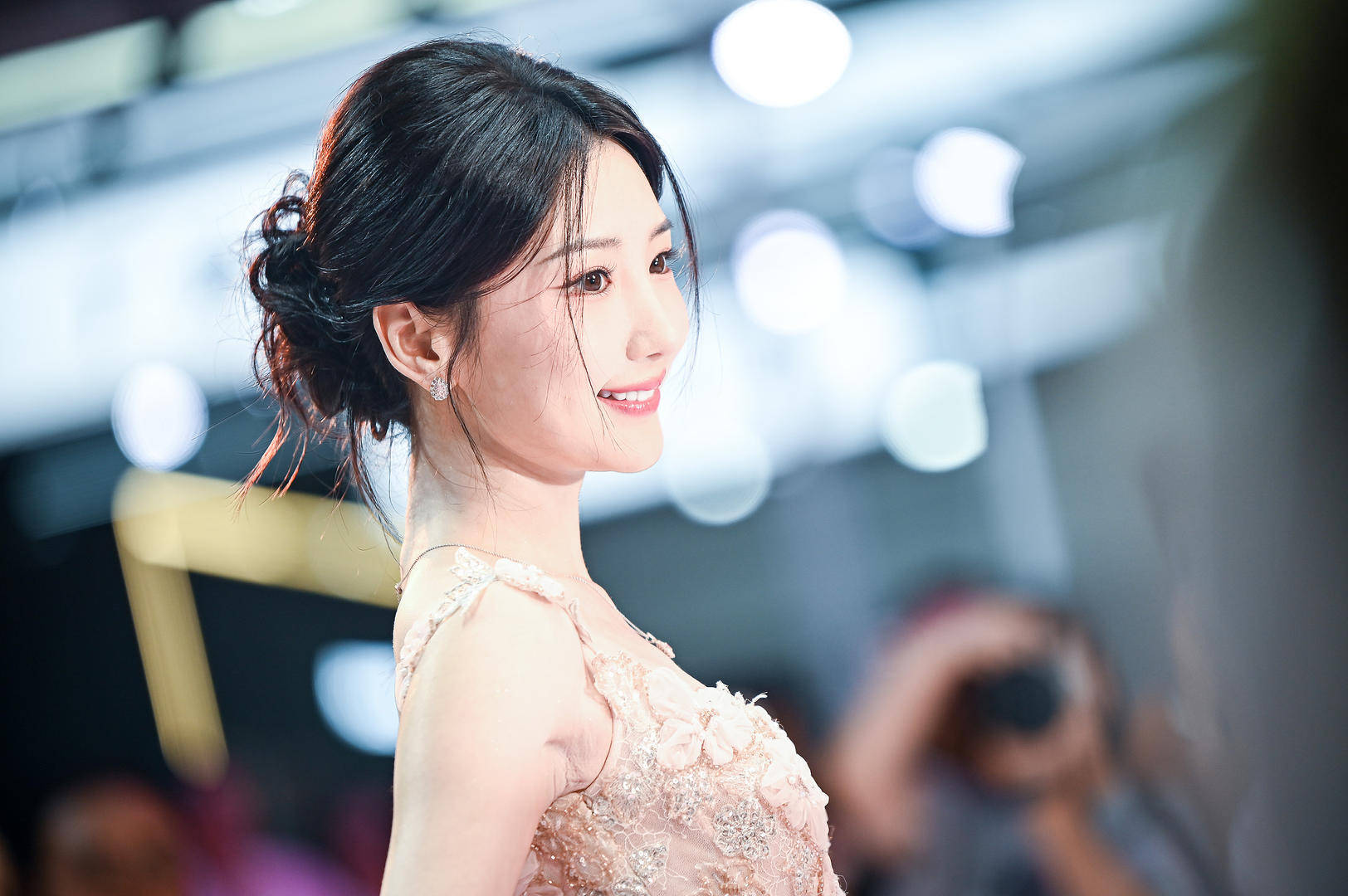 “我出不去了！”毛晓彤走完红毯在休息室遭遇门锁故障，被反锁室内呼叫救援