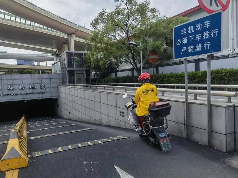 悲剧！事发虹梅路地道，上海阿姨骑车摔倒后死亡！密集减速带，引发争议→