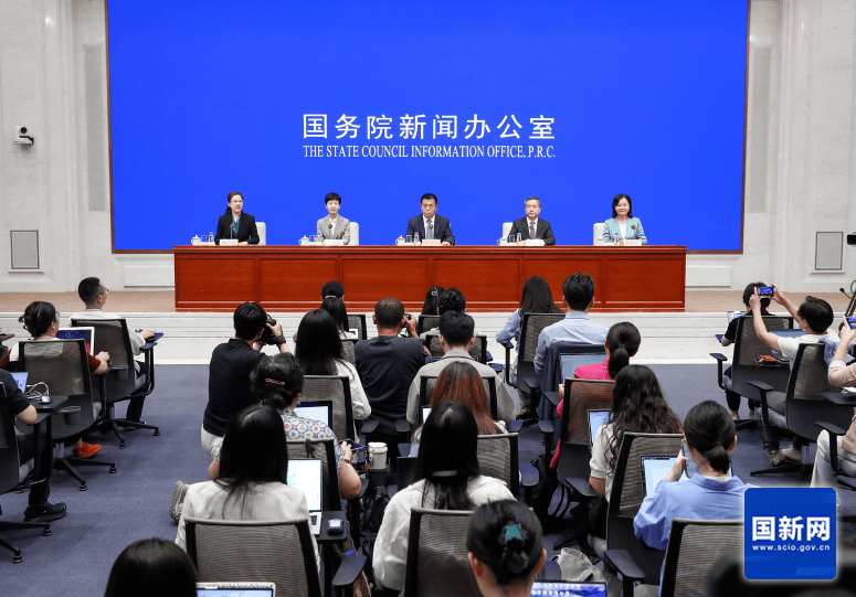 我国基层医疗卫生机构数量从97万个增加到104万个