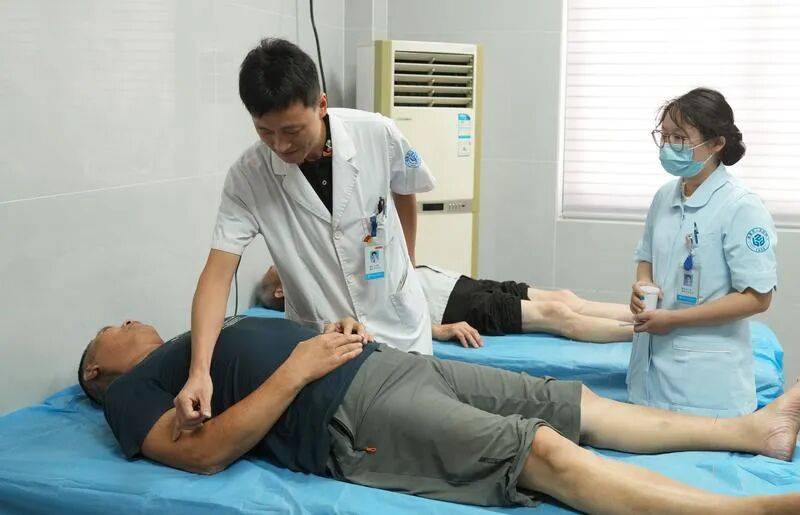 我国基层医疗卫生机构数量从97万个增加到104万个