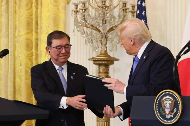 福建舰穿越台海，美日紧急追踪，20万台军毫无反应？赖清德又改口