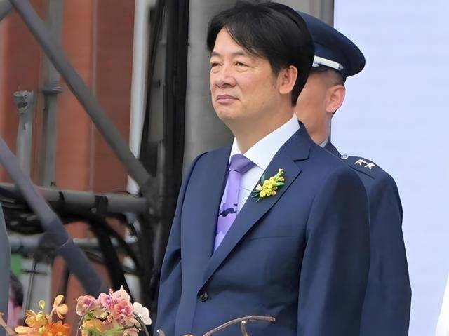 福建舰穿越台海，美日紧急追踪，20万台军毫无反应？赖清德又改口