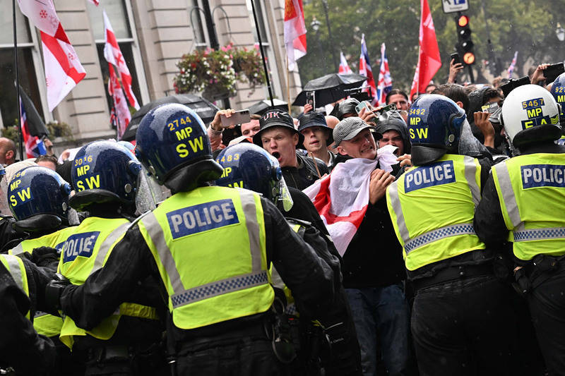 斯塔默就反移民示威发声：永远不会把国旗交给那些利用国旗掩盖暴力、散布恐惧的人