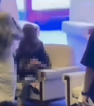 女子坐到纹身展评委身上做不雅动作,合肥警方介入!主办方:是表演才艺,我们也没想到