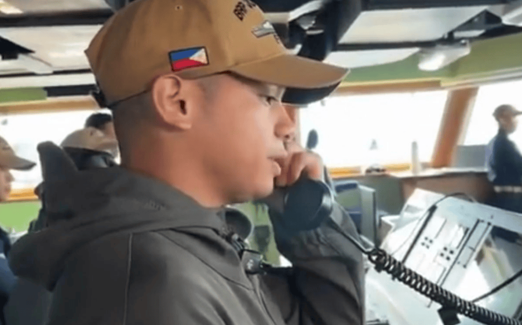 菲军主力舰刚出门，054A就堵在南海大门，美日军舰不敢靠近半步