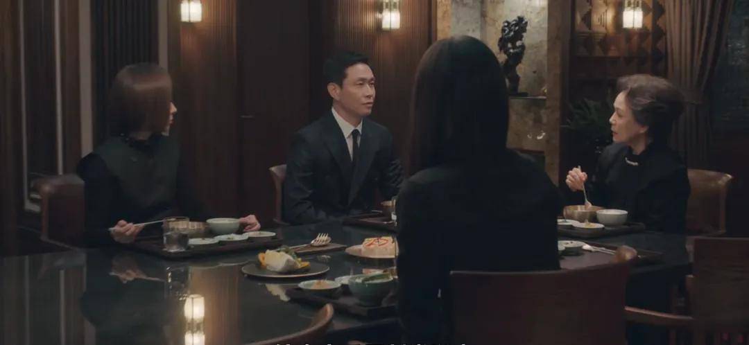 44岁要去“竞选总统”的全智贤，穿衣风格都变了！