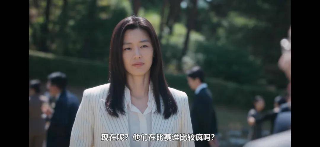 44岁要去“竞选总统”的全智贤，穿衣风格都变了！