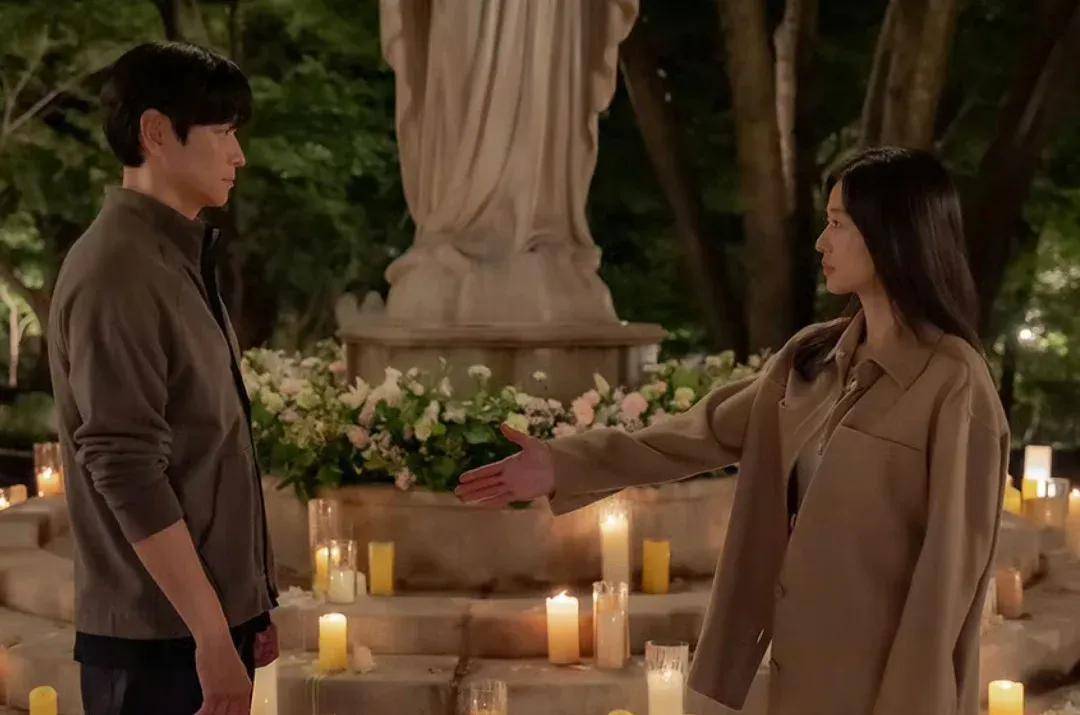 44岁要去“竞选总统”的全智贤，穿衣风格都变了！