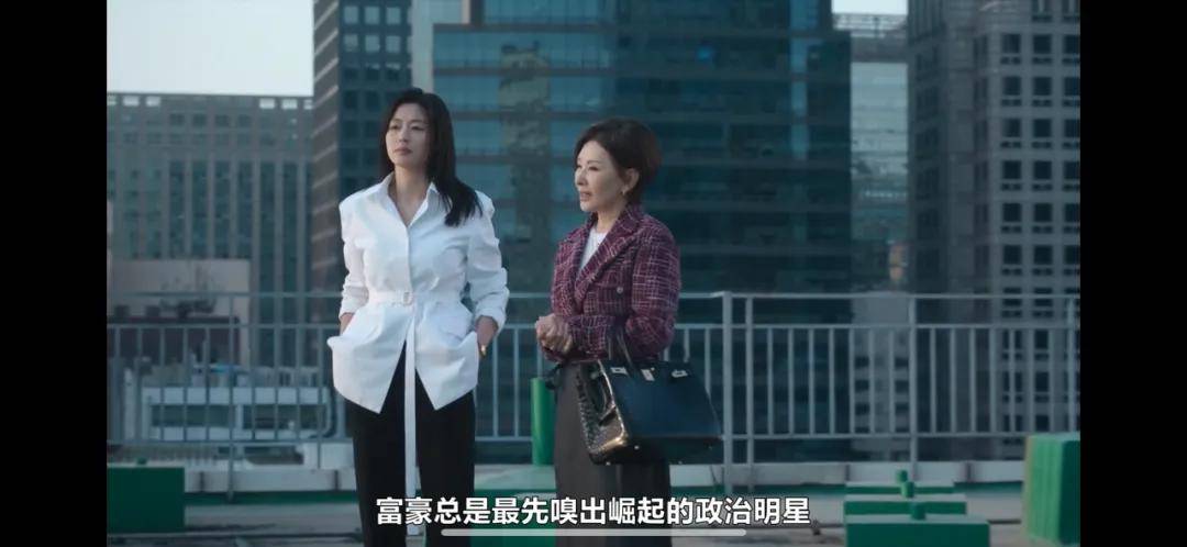 44岁要去“竞选总统”的全智贤，穿衣风格都变了！