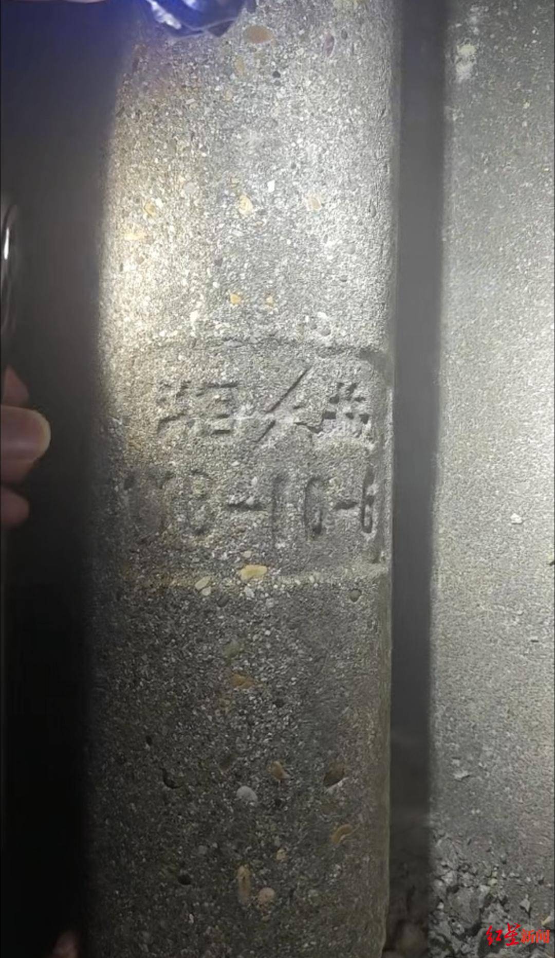 5岁女童被水泥杆砸中不幸身亡 家属：杆上有明确标识和编号，望尽快查清所属单位