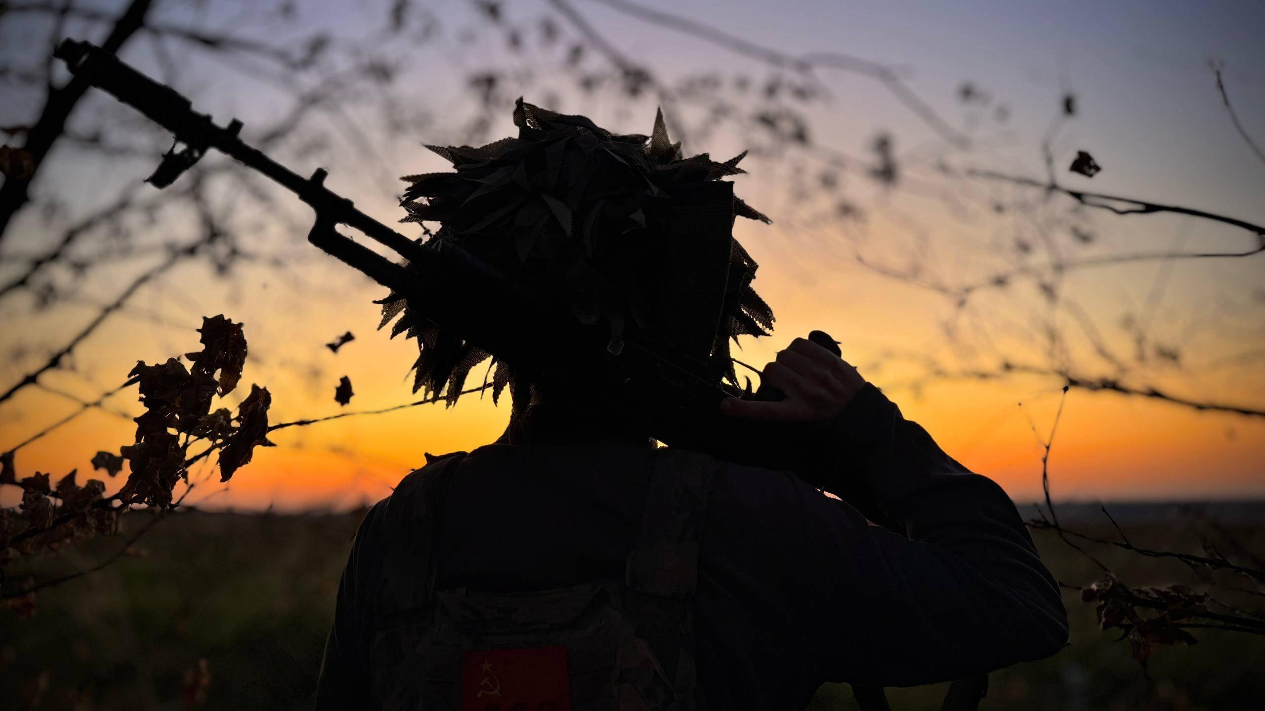 俄军敢死队爬了4天管道，一下子杀入库皮扬斯克市，打懵守城乌军