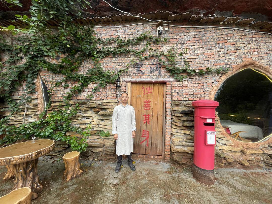 是个人选择还是另有隐情？35岁男子回乡“崖下洞居”惹争议！｜封面深镜