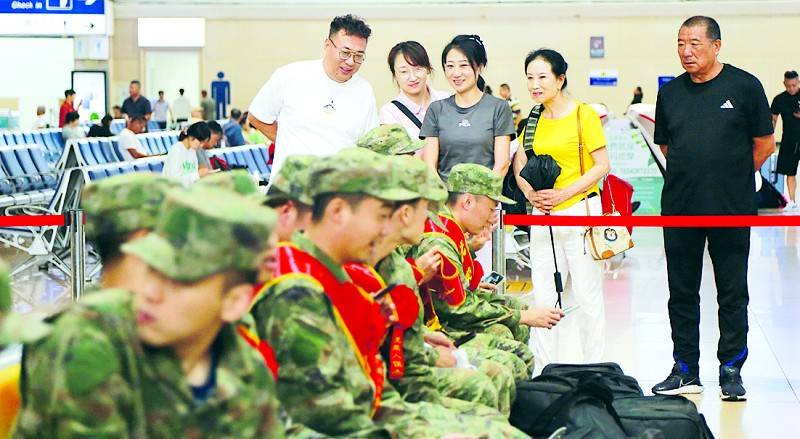 戎装赴军营！大连715名新兵启程