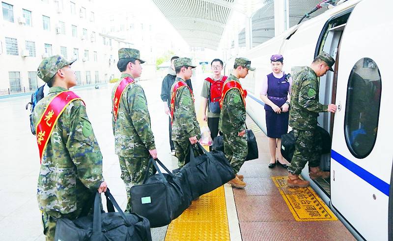 戎装赴军营！大连715名新兵启程