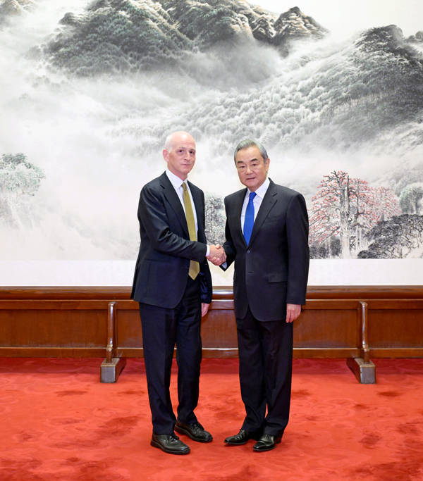 王毅会见美国国会众议员代表团